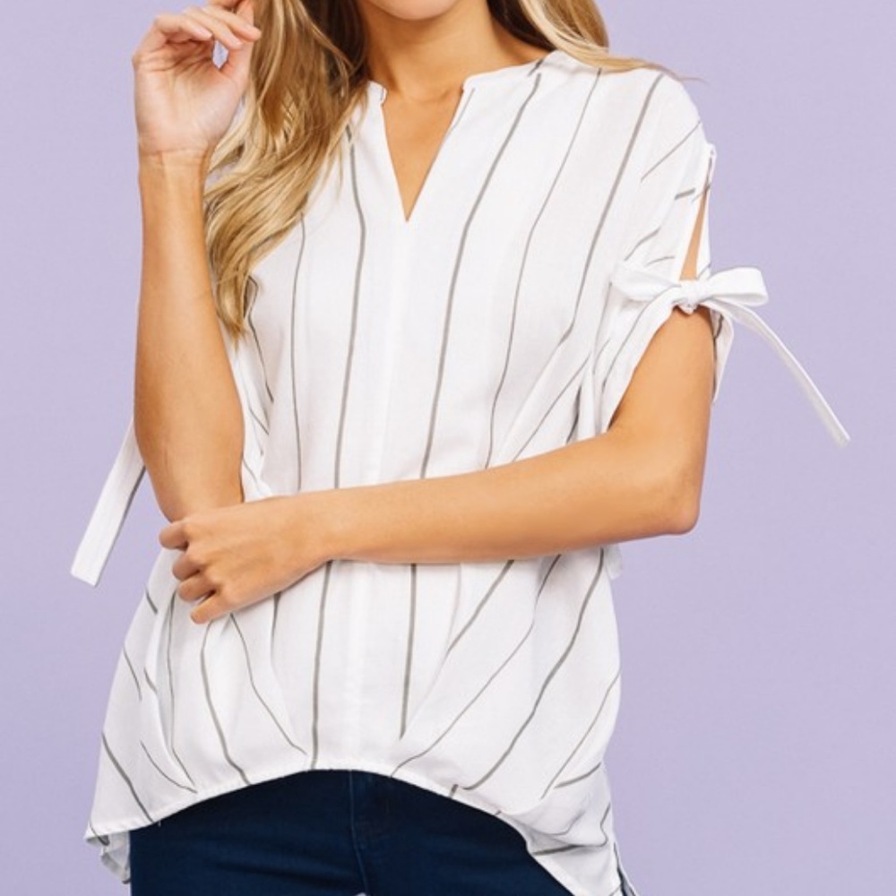 ❗️One Left❗️NWT Stripe cold shoulder sleeves - Picture 2 of 8
